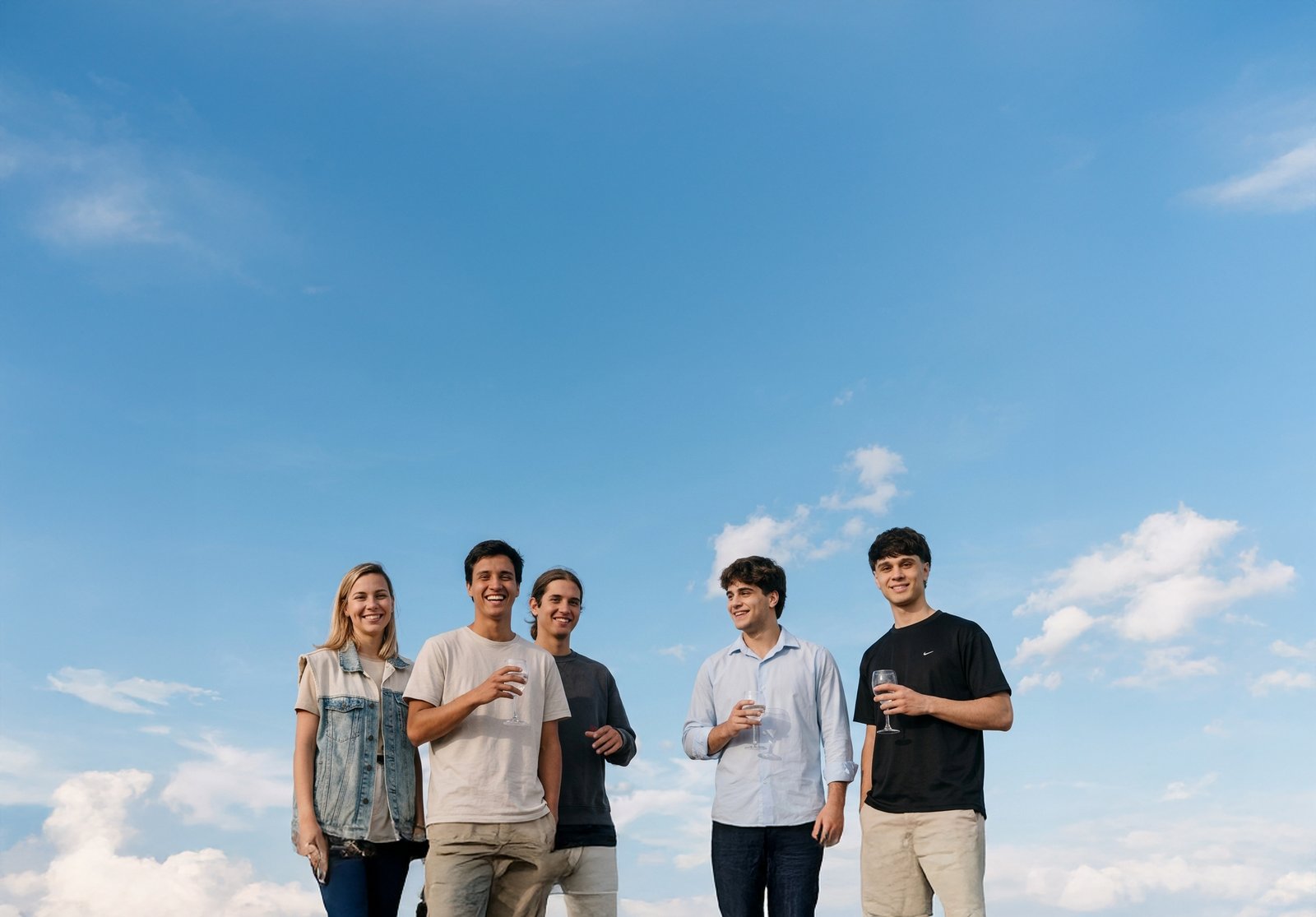 Equipo de Nodo trabajando junto, foto a sangre completa sobre cielo azul